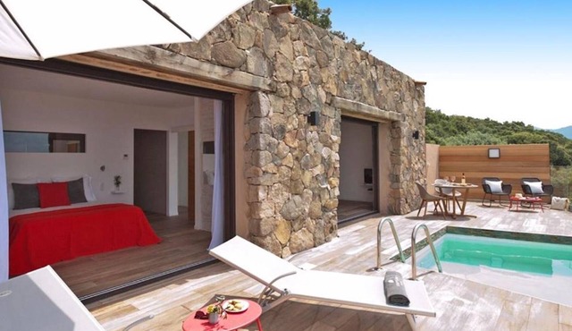 Splendid one bedroom villa with heated swimming pool.