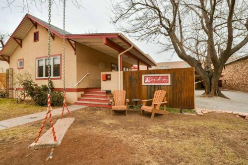 Stella Ruby Cottages - Steps to Main Street!