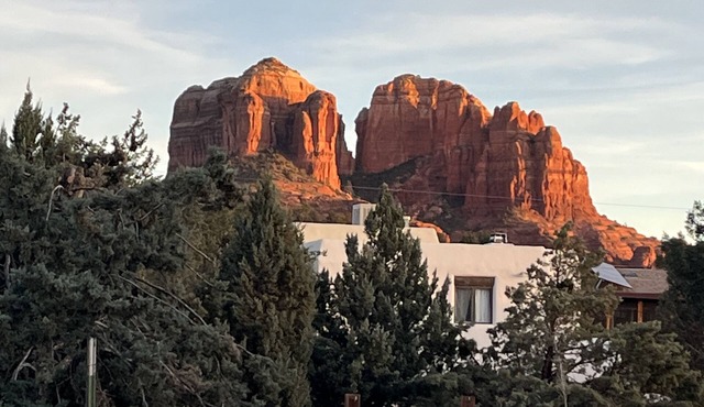 Step into nature and glorious hikes right out your door! Sweet, private cabin.