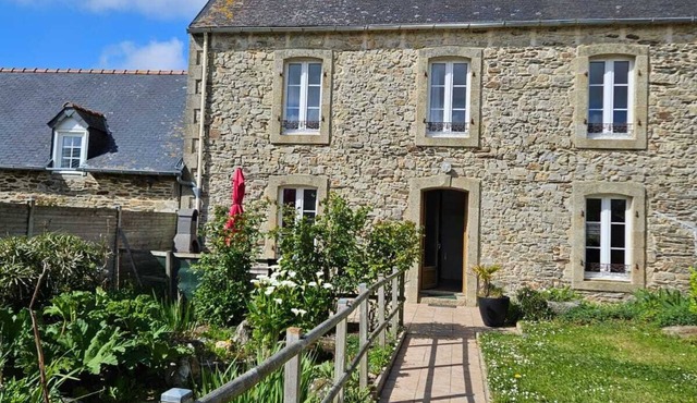Stone house 600 m from the sea with garden and terrace.