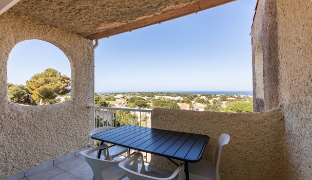 Studio 26m² “Marina de Sant Ambroggio” with Sea View, Terrace, Wi-Fi & Air Conditioning