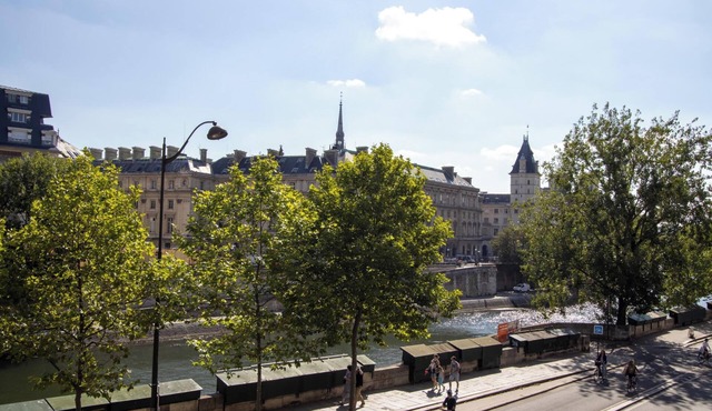 Studio Apartment With Seine View in Saint Germain