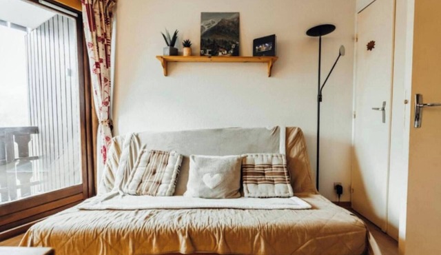 Studio with balcony and private parking