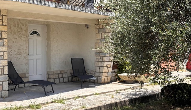 Studio "Les Iris" with Shared Terrace, Communal Garden, and Wi-Fi