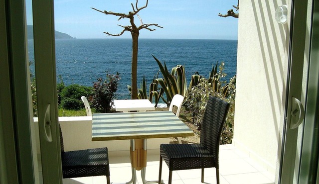 Studio N°1 in Tiuccia, waterfront, air-conditioned, wifi