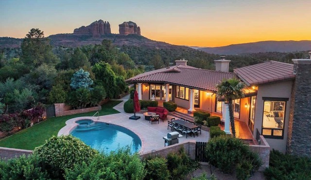 Stunning Luxury Paradise with Views, Pool and Hot
