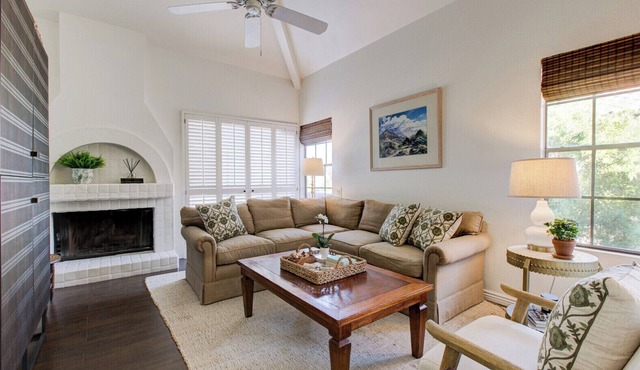Stylish 2-bedroom condo in tranquil Scottsdale nearby central 101 freeway