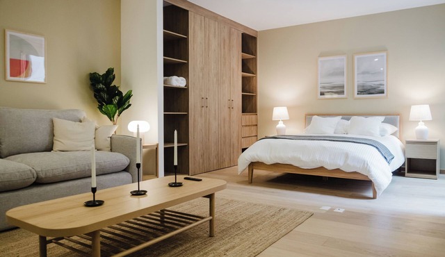 Stylish and cozy loft just one block from Roma Norte. Enjoy a comfy bed, smart TV, full kitchen, and fast Wi-Fi. The building features a rooftop pool with stunning views, gym, co-working area, and kids’ playroom.
