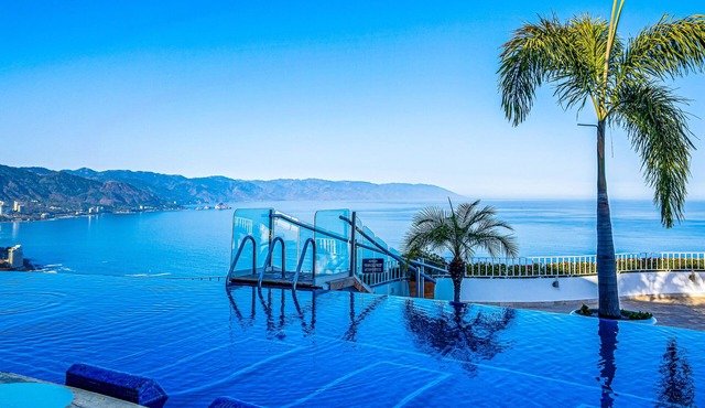 Stylish hillside suite w/rooftop pool, gym access, AC & family-friendly layout