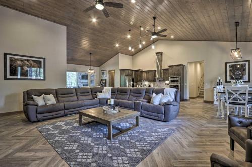 Stylish Home w/Expansive Deck in Show Low!