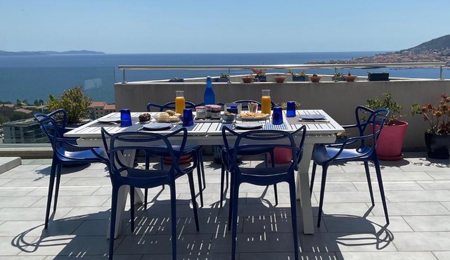 Suite avec 2 chambres d'hôtes pour 1 à 4 personnes avec vue mer, terrasse, climatisation, parking privé, proche port et aéroport, petit déjeuner inclus