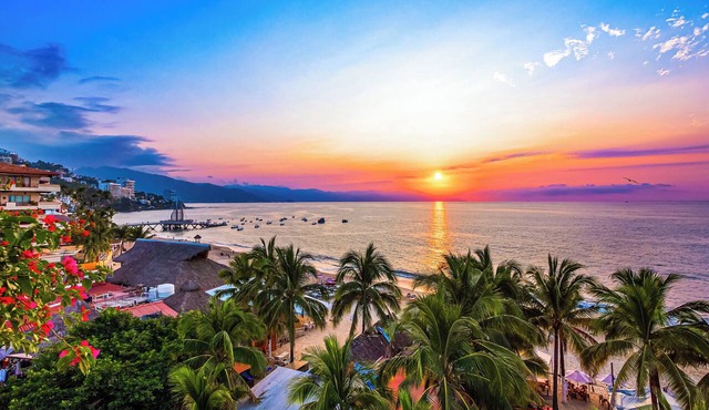 SUMMER PROMO: 6th Floor Corner Unit on the beach in Old Town; Rooftop Pool