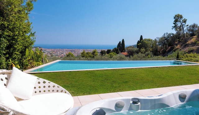 Sumptuous architect-designed villa on the Côteaux de Nice