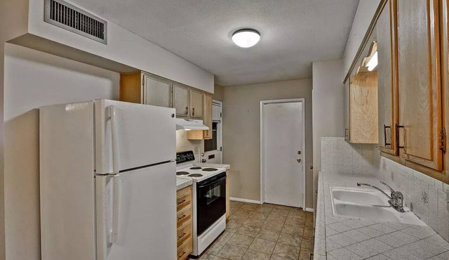 SUN CITY Fenced Bird Sanctuary patio Az rm 4 bd 1 ba, carport garage trees