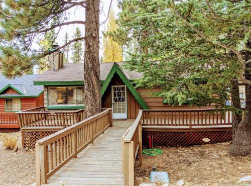 Sunny Bear Cabin Resort Cottage by Big Bear Vacations