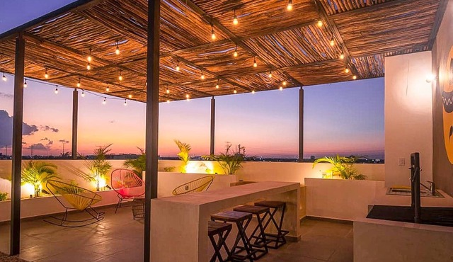 ~ Sunny & Private Studio ~ Pool + Rooftop Lounge ~ Minutes from the Beach Beaches & 5th Avenue!
