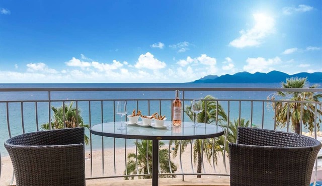 Superb Bright apt with Sea View