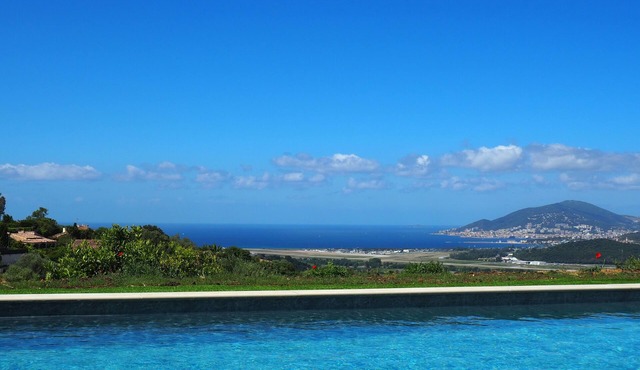 Superb studio, view of the sea, garden, ground floor of villa in the countryside