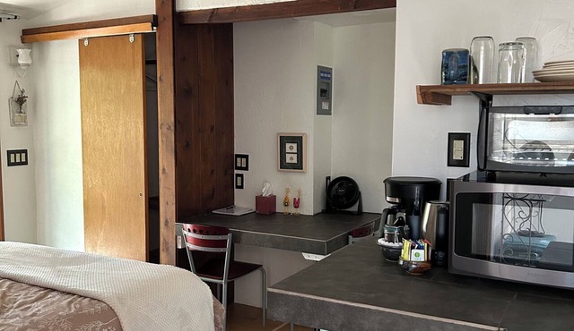 Sweet studio apartment in Flagstaff, perfect for your getaway- great location