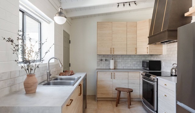 The Contemporary - A stylish modern hideaway close to UA & downtown