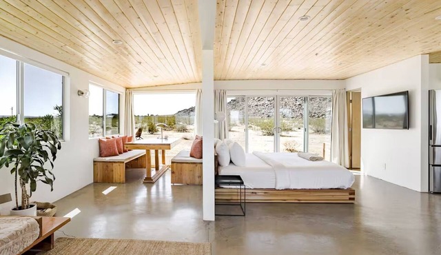 The Joshua Tree Goat Mountain Cabin + Hot Tub