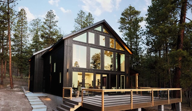 The Raven House, new luxe cabin with beautiful mountain views, Sleeps 10!