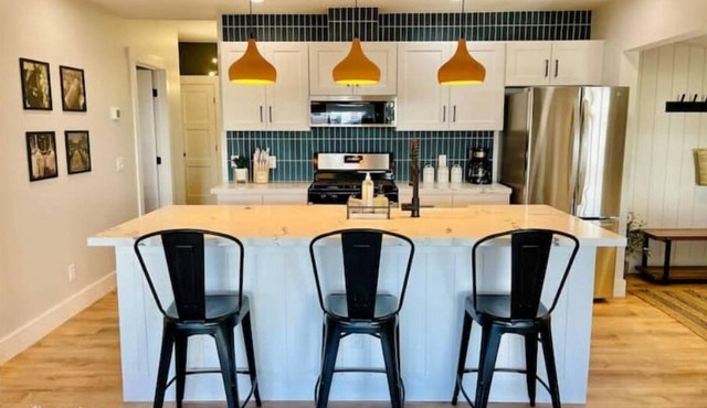 The Stay on Main/Modern Cottage/1 mi. to Old Town!