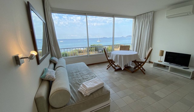 ' THE WATERFRONT 'luxury apartment facing the bloodthirsty Islands
