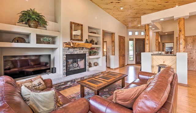 Torreon Townhome w/Balcony: Hike, Fish & Unwind!