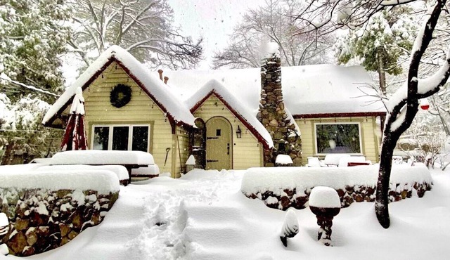 Two mountain cabins included! Walk everywhere downtown and Lake Gregory!