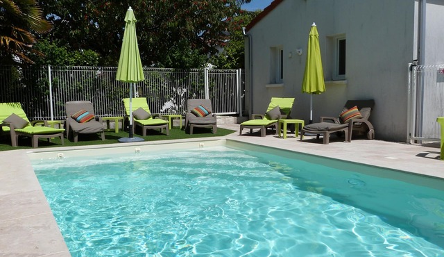 Typical and relaxing house with heated swimming pool near down town La Rochelle