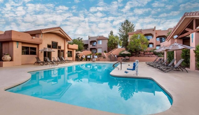 Unveil Your Next Adventure! Full Kitchen, Outdoor Pool, Free Parking!