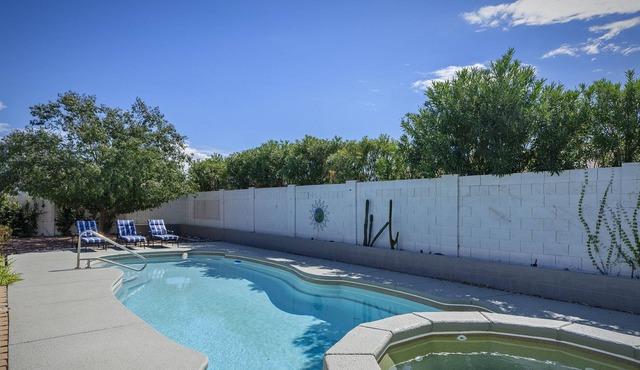 Updated 4 bed/2 Bath House w/ Pool/Spa close to Sombrero Peak!