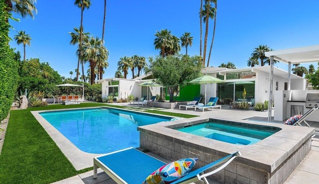 Updated Mid-Century with Pool/Spa, Firepit, Outdoor Shower and Mountain Views