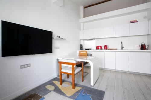 Upscale Apartment Ternes