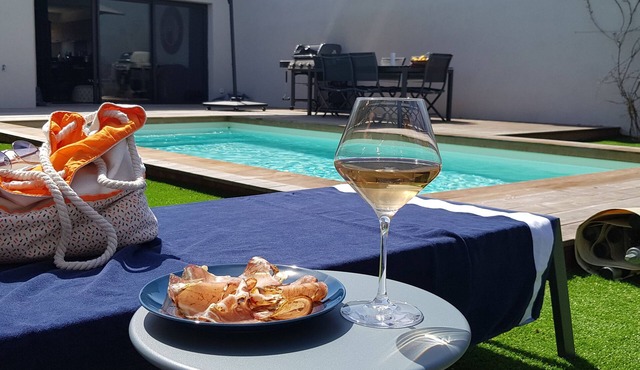 Villa 4*- 4/6 pers, private pool 28°, air conditioning, Fibre, 800m from beach, shops 50m away