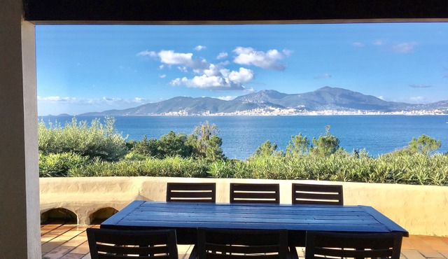 Villa 400m from the beach, panoramic sea and mountain views .