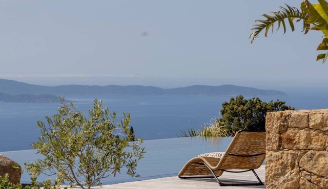 Villa ALLEGRIA - Architect-designed villa with infinity pool - Sea et mountain views - Sleeps 13.