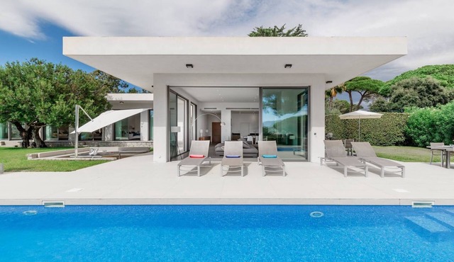 Villa California - 6 bedrooms, swimming pool with lap lane and beach access on foot