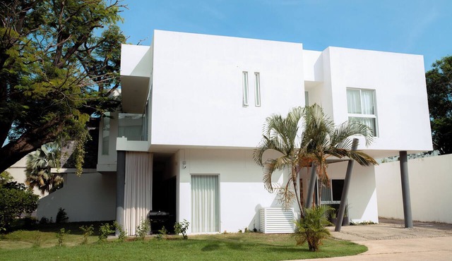Villa Sanmi - 4 bed/4bath, 2 Community Pools, Walk to Marina, Golf & Beach Club