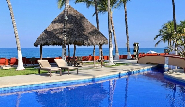 Villa Sophie 3BR/3BA, Beach Front Terrace, Heated Pool, Parking.