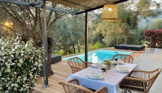 Villa with heated pool and para-hotel services