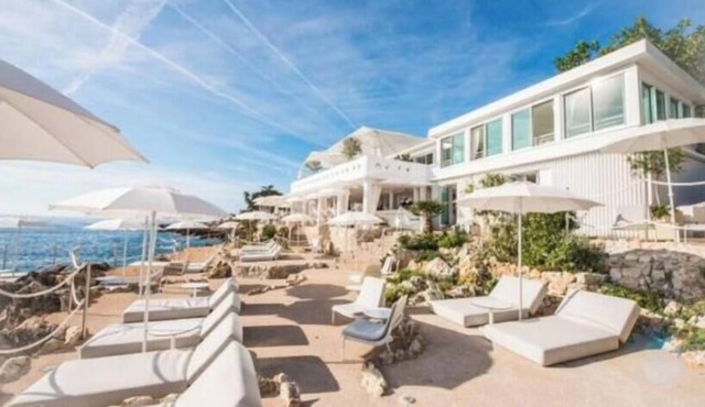 WALK TO THE OCEAN, stylish large 2BR with balcony