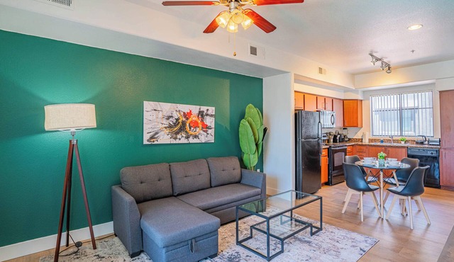 Walk To Westgate w/Modern Pool, Gym, Parking, W/D