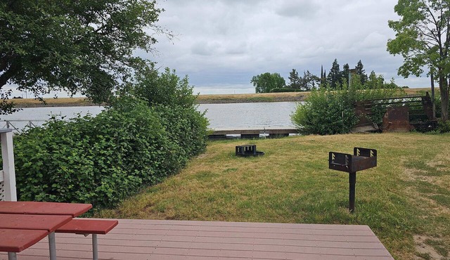 Waterfront Loft Cottage on the Delta - Sleeps 5 - Fishing at Snug Harbor