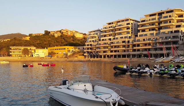 Waterfront studio in recent building