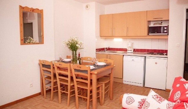Wifi, 1st floor, view mountain, swimming pool, balcony, parking, tv, ski locker, 35m²