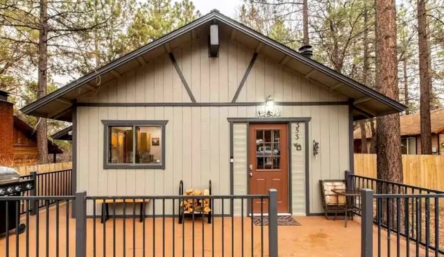 Your Mountain Oasis: Cabin with Hot Tub in Sugarloaf, California
