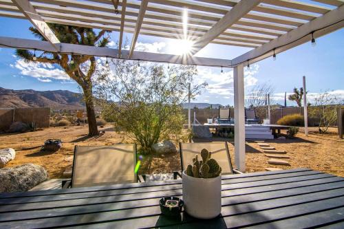 Yucca Valley Glampiing Spot with Hot-Tub and Full Amenities