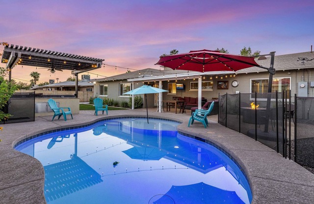 BEAUTIFUL PRIVATE POOL/HOME/BACKYARD NEAR OLD TOWN